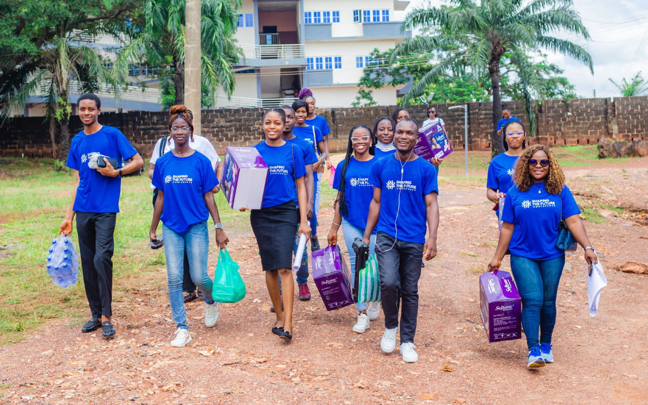 HOPE-Volunteers-arriving-to-a-school-visit
